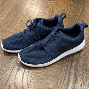 NWOT NIKE ROSHE RUNS WOMENS